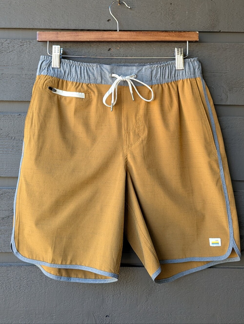 NWOT Vuori Banks Short Unlined 7" Dark Golden Slub Stripe Men's Size Small